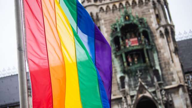 Regenbogenflaggen in München nach Anschlag beim Berliner CSD