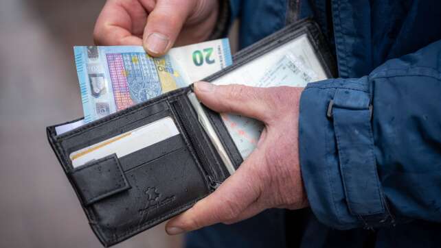Unfallverursacher gibt Jugendlicher 20 Euro und fährt davon
