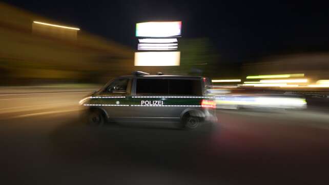 Frau zeigt Hitlergruß im Bus