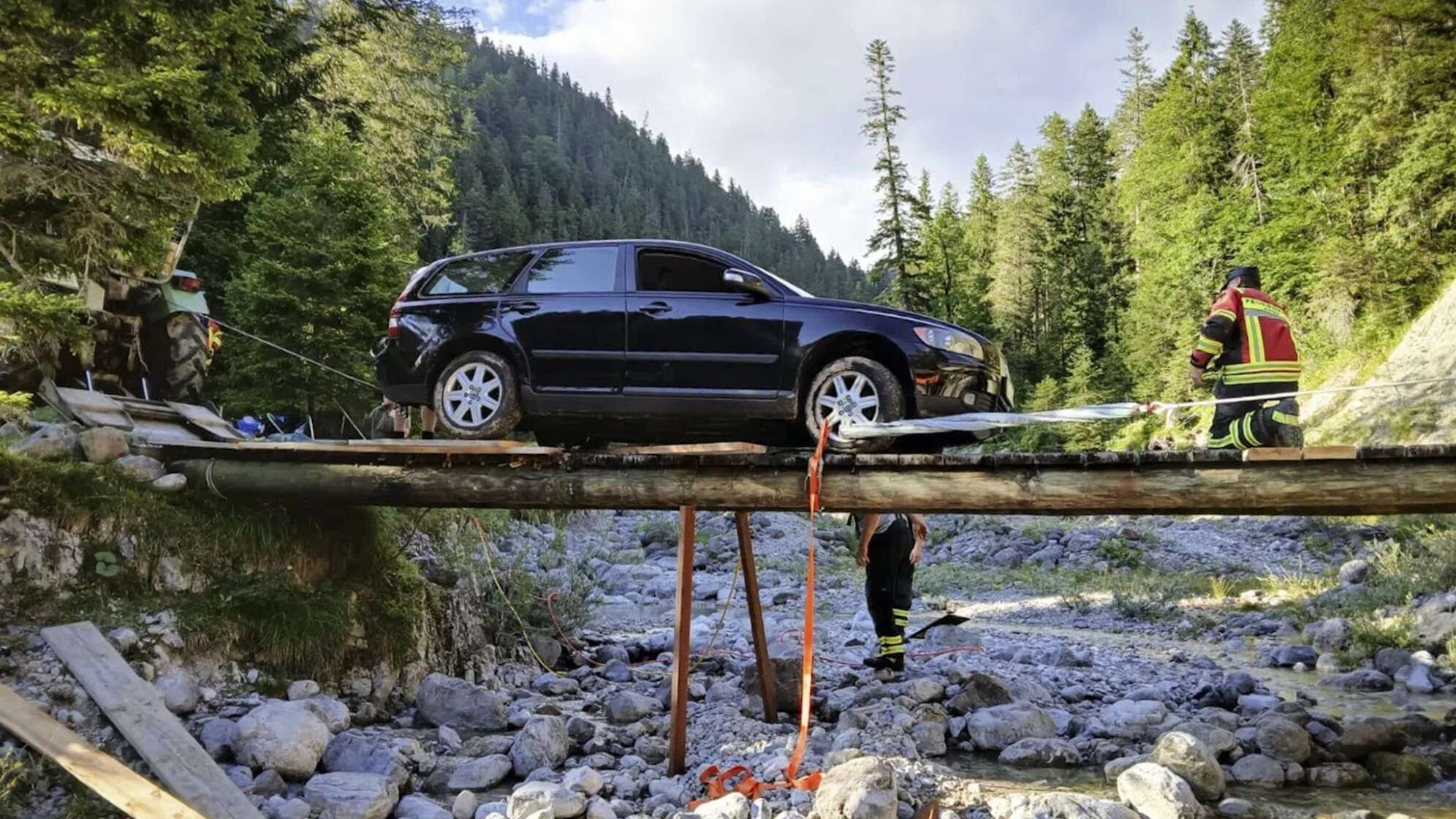 Auto rutscht in den oberbayerischen Alpen von Brücke