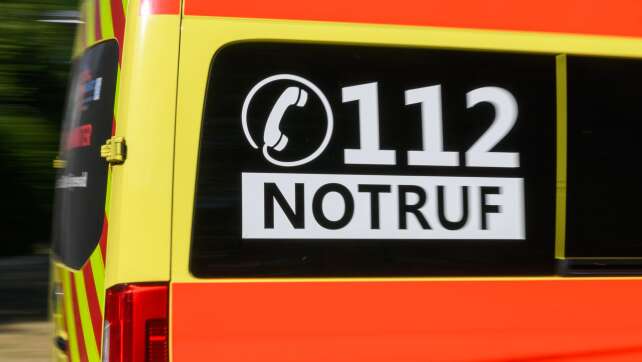 22-Jähriger bricht durch Dach und stürzt in die Tiefe