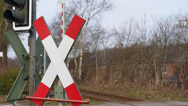 Zug kollidiert mit Auto - Mutter und Kleinkind verletzt