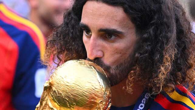Tattoo mit Trainer auf Oberarm: Cucurella hält Versprechen