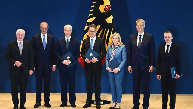 Kabinettsumbau vollzogen: Steinmeier ernennt drei Minister