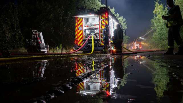 Großbrand hinter Dampflokwerk: Halle einsturzgefährdet
