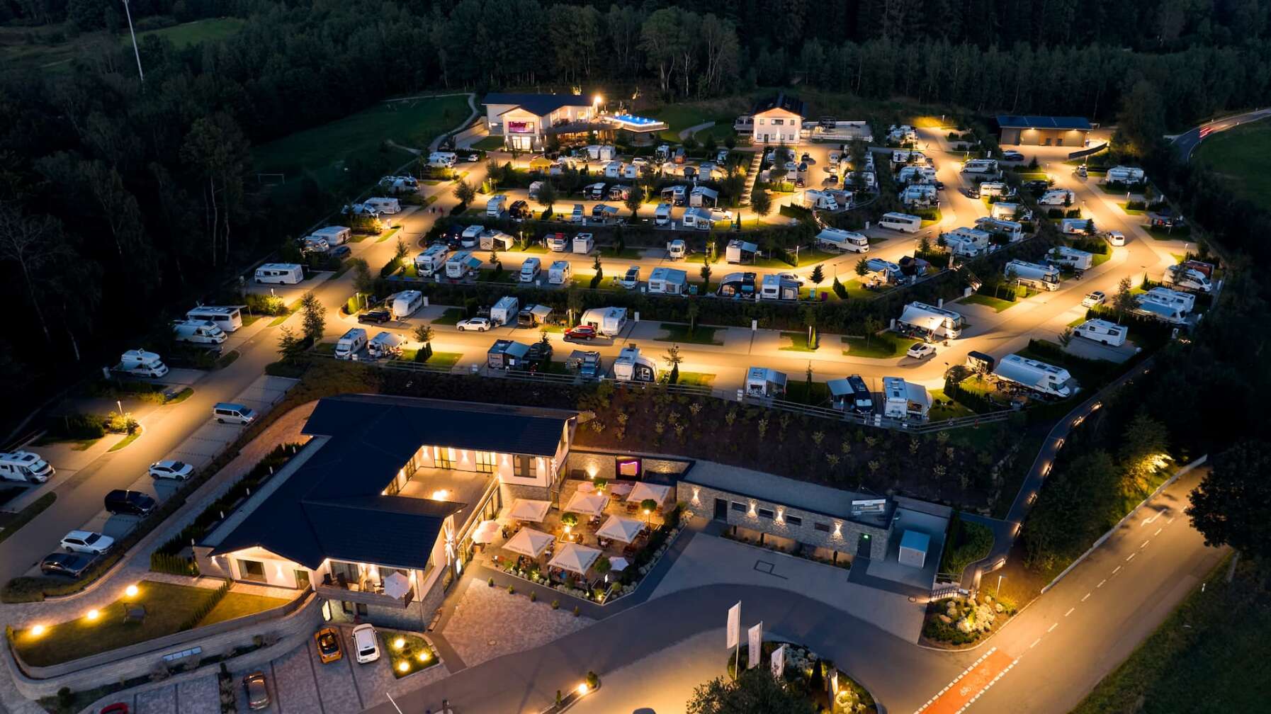 Bild des Camping Resort Bodenmais in Bodenmais in Niederbayern bei Nacht