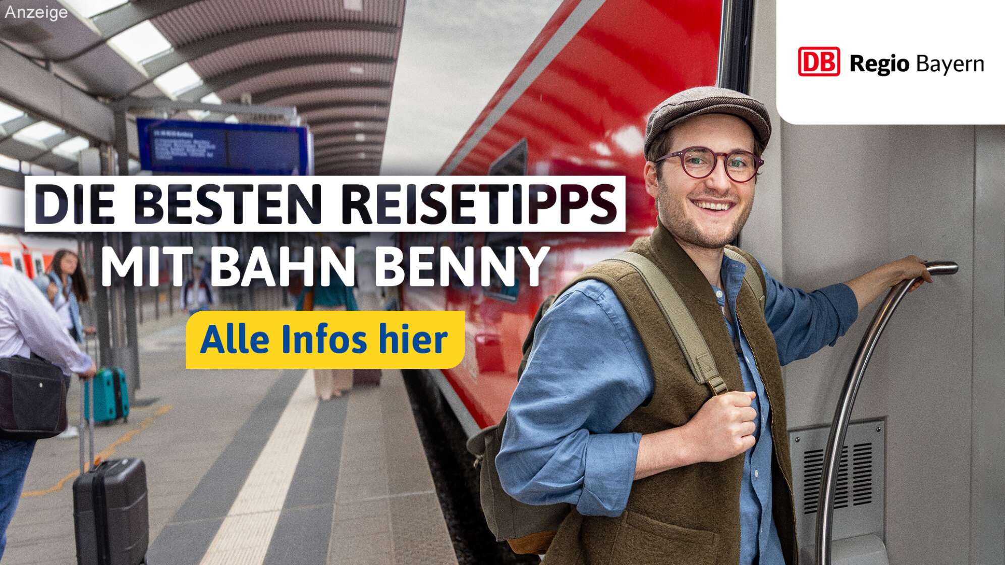 Junge Person mit Rucksack („Bahn Benny“) steigt lächelnd in einen roten Regionalzug am Bahnhof in Bayern ein, Menschen mit Gepäck stehen auf dem Bahnsteig. Werbegrafik von DB Regio Bayern mit Text „Die besten Reisetipps mit Bahn Benny – Alle Infos hier“, Anzeige für nachhaltige Zugreisen und Ausflugstipps in Bayern.