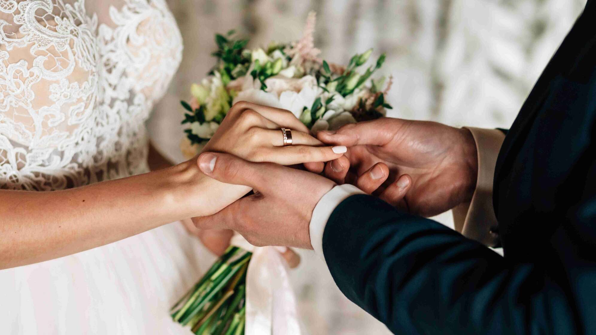 Ring wird angelegt bei der Hochzeit