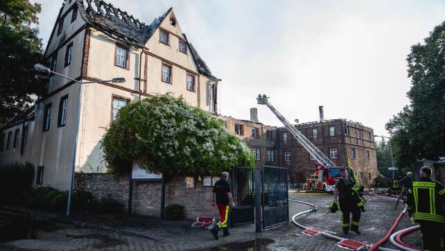Schloss Wallhausen in Sachsen-Anhalt in Brand
