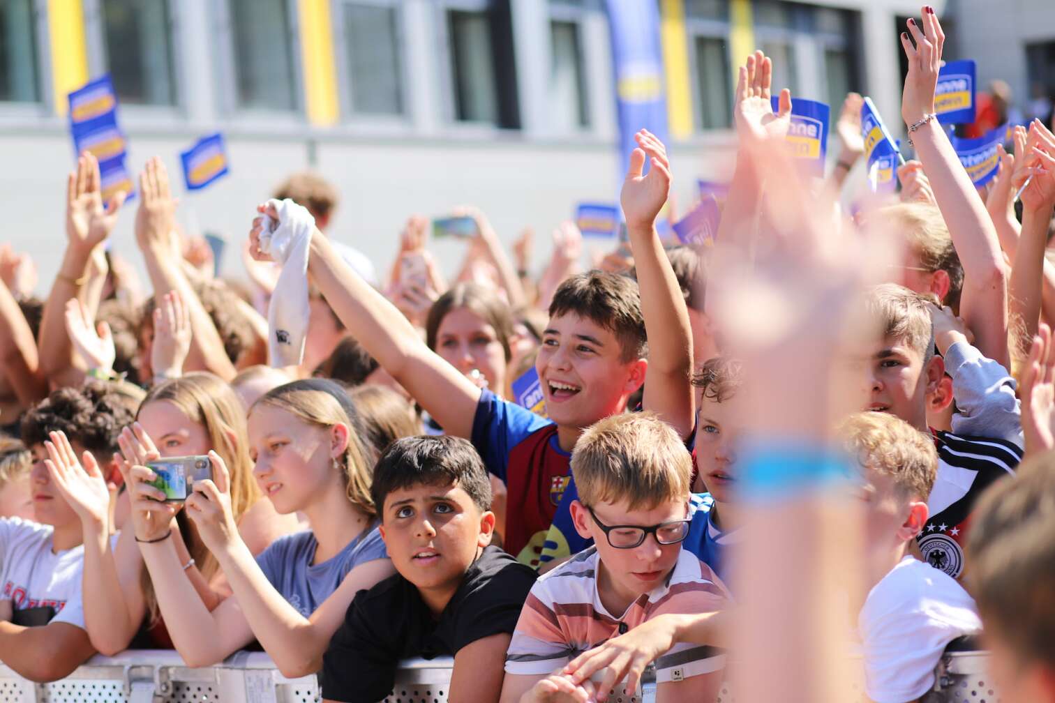 Popstar Nico Santos am 30.07.2026 live auf der Bühne beim dritten ANTENNE BAYERN Schulhof-Gig 2026 auf dem Pausenhof der Georg Hipp Realschule Pfaffenhofen - Foto vom Konzert mit fröhlichen Schülern, hochgehaltenen Smartphones und Plakaten