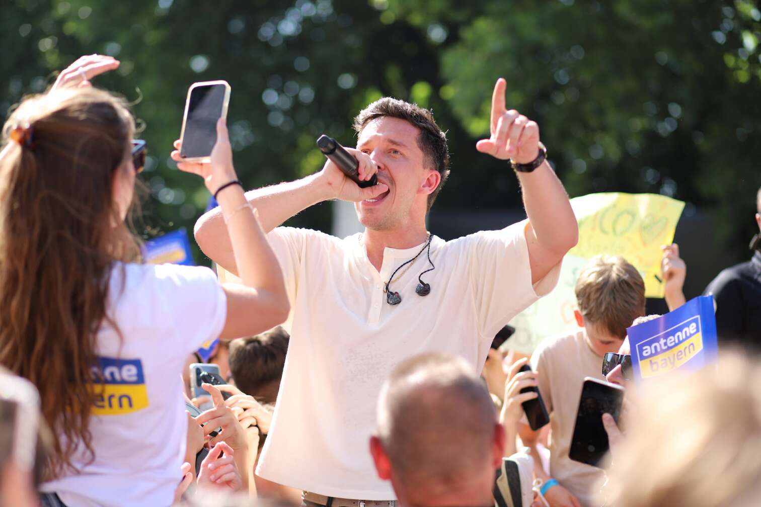 Popstar Nico Santos am 30.07.2026 live auf der Bühne beim dritten ANTENNE BAYERN Schulhof-Gig 2026 auf dem Pausenhof der Georg Hipp Realschule Pfaffenhofen - Foto vom Konzert mit fröhlichen Schülern, hochgehaltenen Smartphones und Plakaten