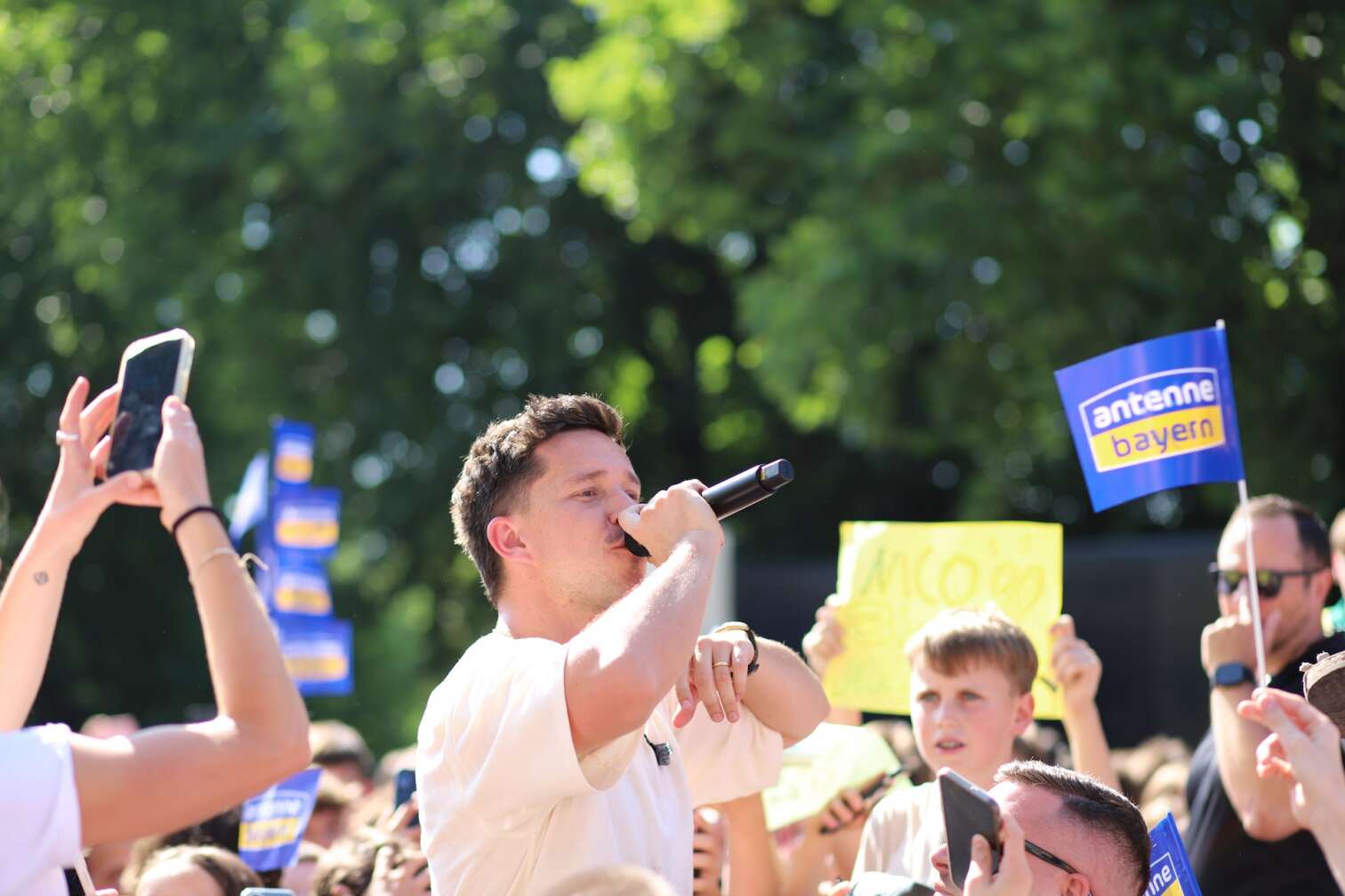Popstar Nico Santos am 30.07.2026 live auf der Bühne beim dritten ANTENNE BAYERN Schulhof-Gig 2026 auf dem Pausenhof der Georg Hipp Realschule Pfaffenhofen - Foto vom Konzert mit fröhlichen Schülern, hochgehaltenen Smartphones und Plakaten