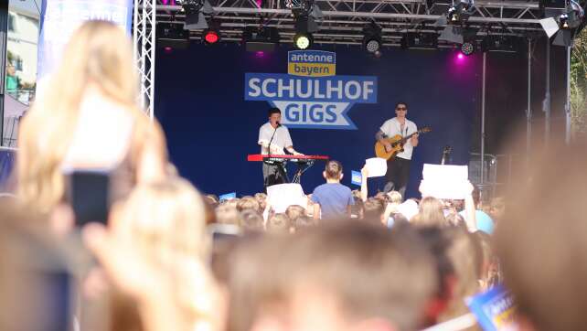 Schulhof-Gig:Nico Santos an der Georg-Hipp-Realschule in Pfaffenhofen in Oberbayern