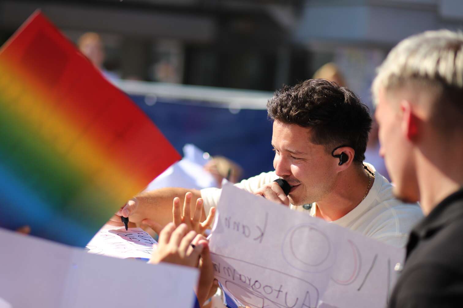 Popstar Nico Santos am 30.07.2026 live auf der Bühne beim dritten ANTENNE BAYERN Schulhof-Gig 2026 auf dem Pausenhof der Georg Hipp Realschule Pfaffenhofen - Foto vom Konzert mit fröhlichen Schülern, hochgehaltenen Smartphones und Plakaten