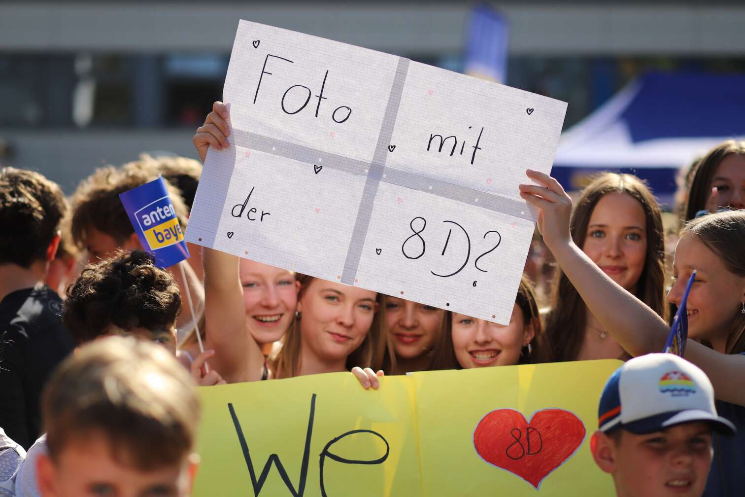Popstar Nico Santos am 30.07.2026 live auf der Bühne beim dritten ANTENNE BAYERN Schulhof-Gig 2026 auf dem Pausenhof der Georg Hipp Realschule Pfaffenhofen - Foto vom Konzert mit fröhlichen Schülern, hochgehaltenen Smartphones und Plakaten