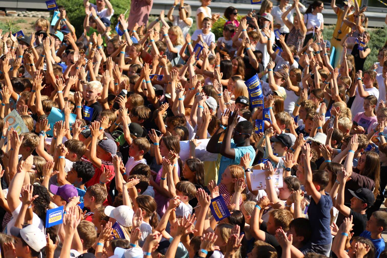Popstar Nico Santos am 30.07.2026 live auf der Bühne beim dritten ANTENNE BAYERN Schulhof-Gig 2026 auf dem Pausenhof der Georg Hipp Realschule Pfaffenhofen - Foto vom Konzert mit fröhlichen Schülern, hochgehaltenen Smartphones und Plakaten