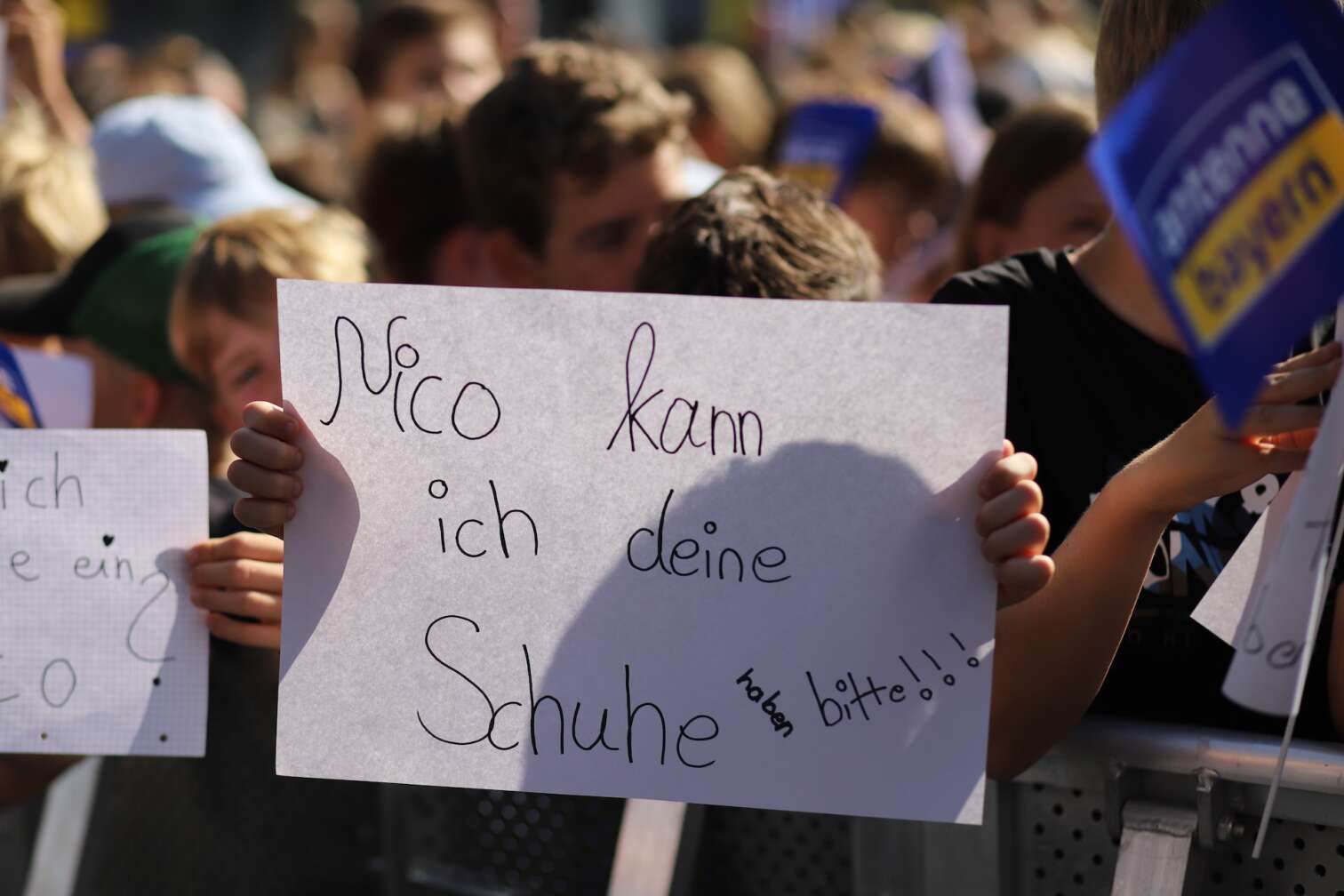 Popstar Nico Santos am 30.07.2026 live auf der Bühne beim dritten ANTENNE BAYERN Schulhof-Gig 2026 auf dem Pausenhof der Georg Hipp Realschule Pfaffenhofen - Foto vom Konzert mit fröhlichen Schülern, hochgehaltenen Smartphones und Plakaten