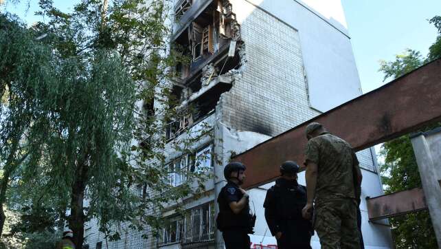 Ukraine: Zehn Tote bei Angriffswelle - Brände in Russland