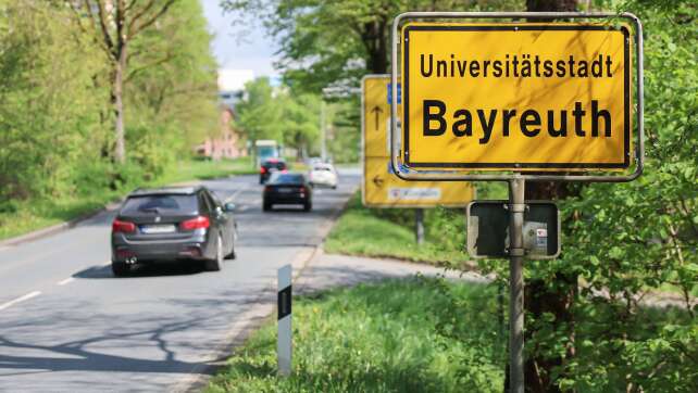 Wasserrohrbruch in Bayreuths Zentrum behindert Verkehr