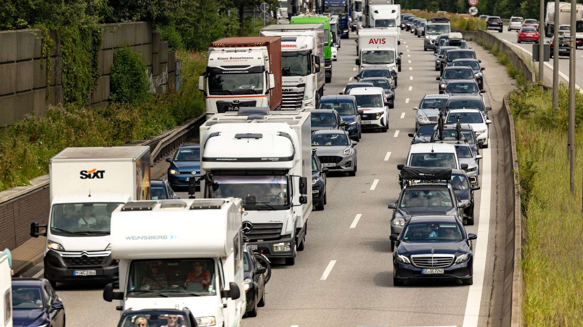 Ferienzeit in Deutschland: Staus auf Autobahnen