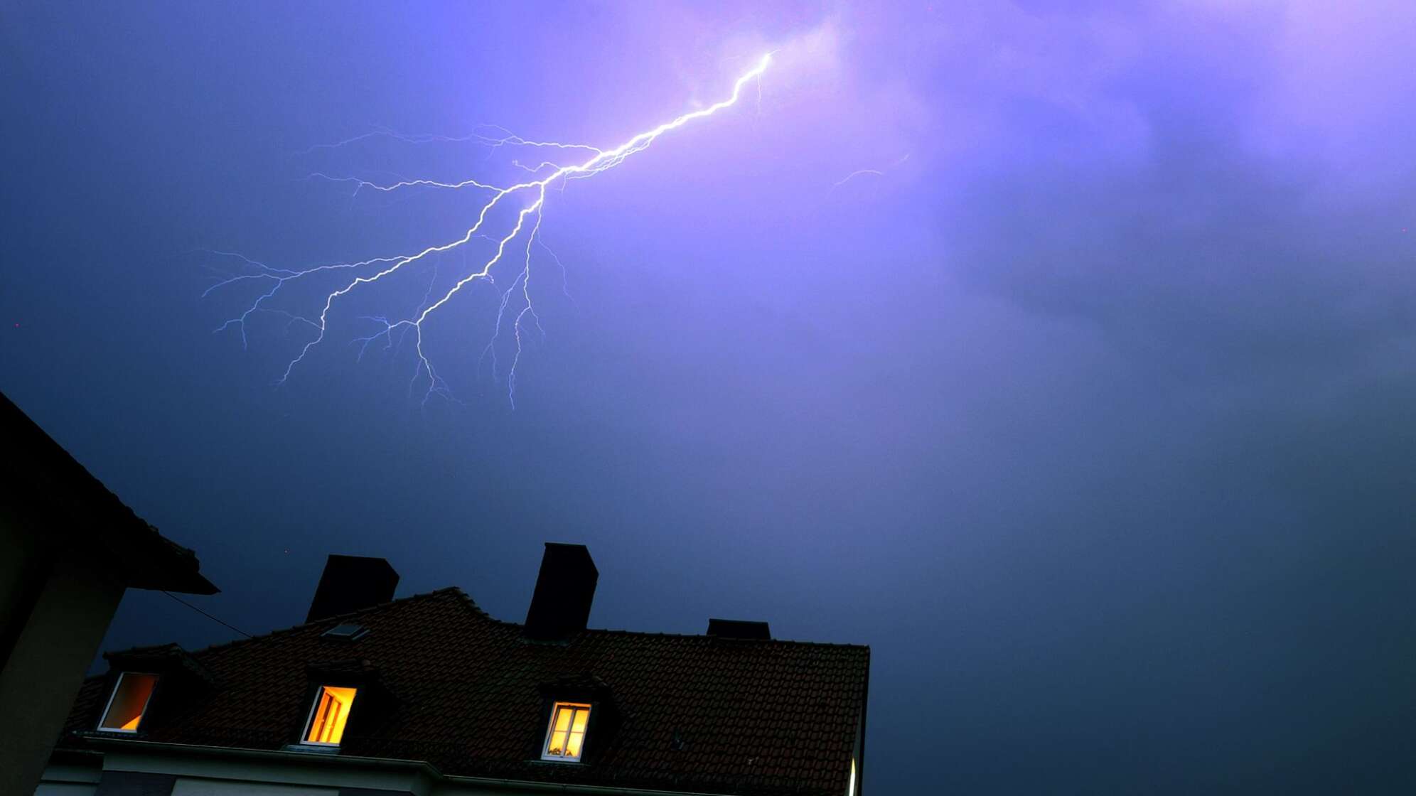 Blitze über einem Wohnhaus