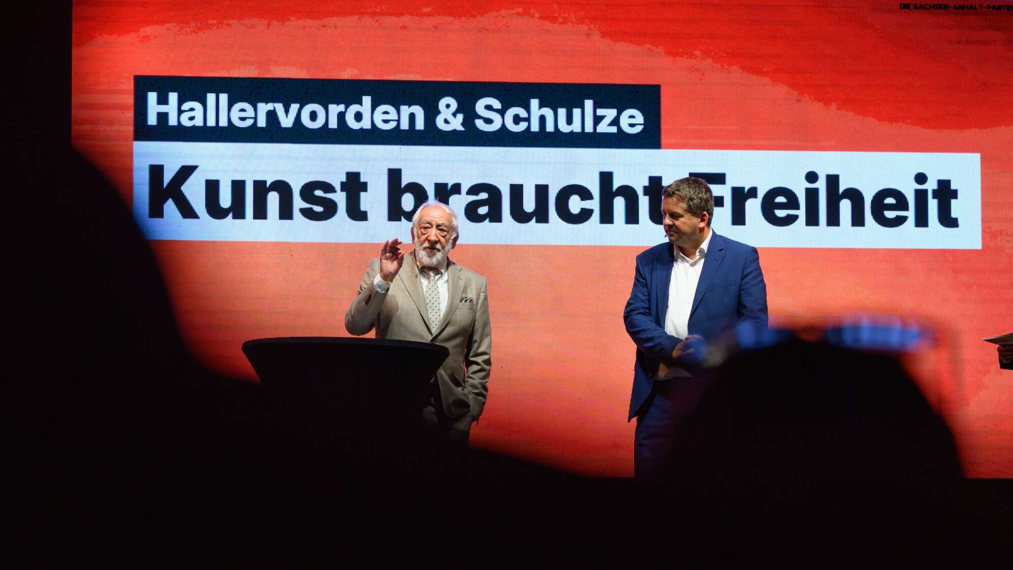 Hallervorden und Schulze unterhalten sich in Halle