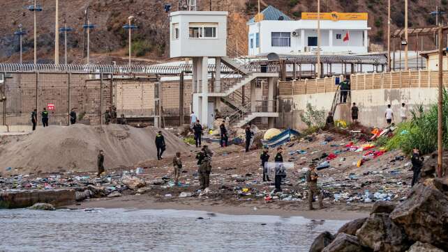 Migranten verlassen Ceuta – Druck auf Spanien steigt