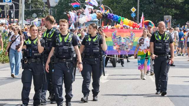 Große CSD-Demo in Hamburg - Umfrage: Mehr Unsicherheit