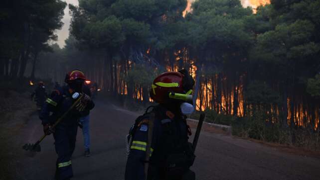 Neue Feuerfronten westlich von Athen lodern ungebremst