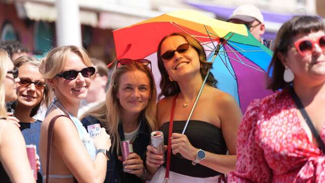 «The Power of Love» – Tausende bei Pride Parade in Brighton