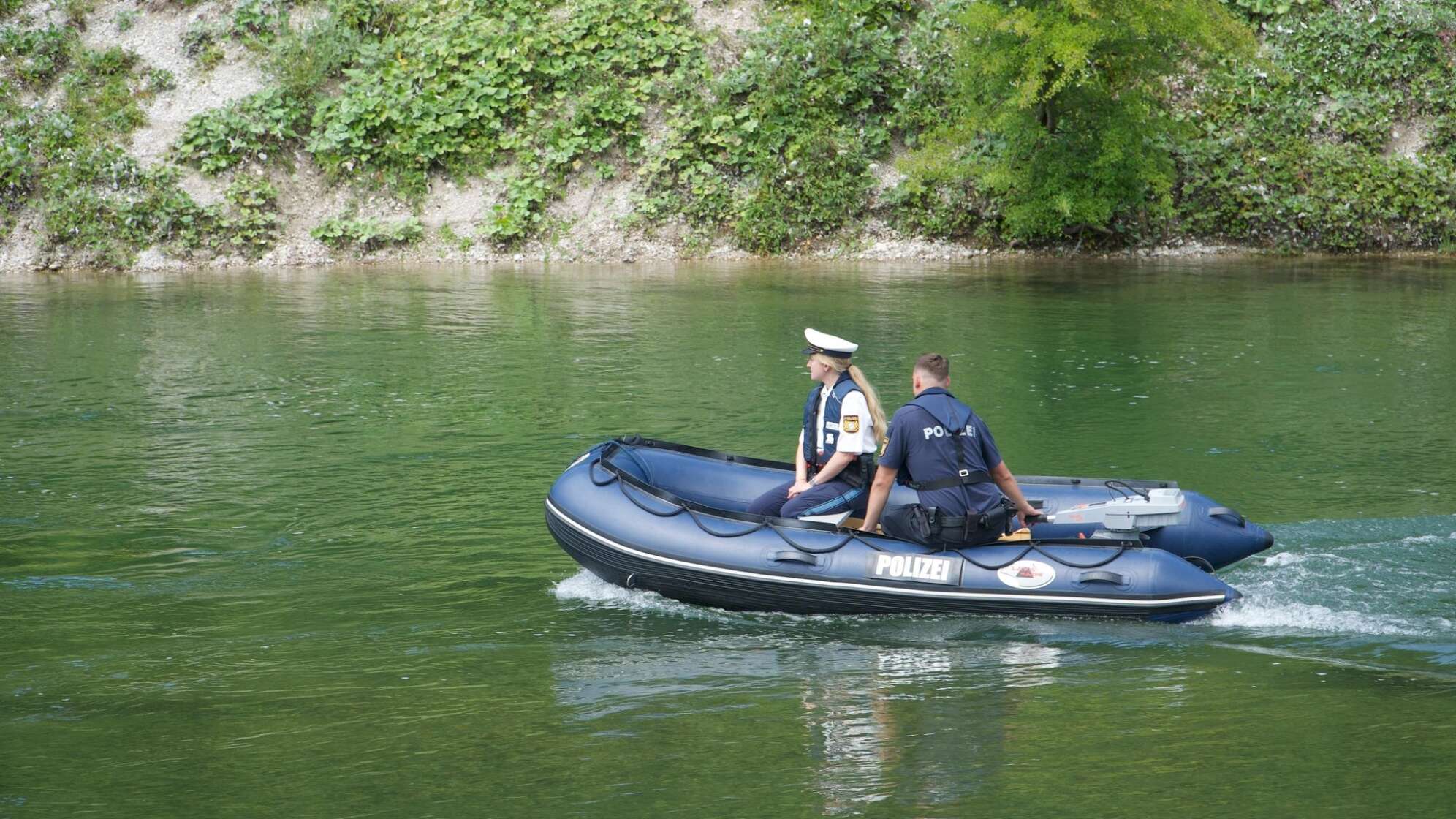 Polizei-Kontrollaktion des Bootsverkehrs auf der Isar