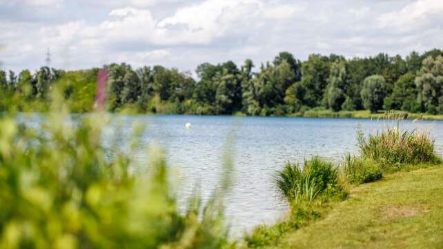 Mit Stein und Hiebwaffe am Badesee – Polizei nimmt Mann fest