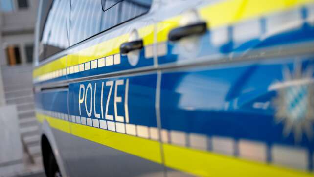 Schwestern streiten auf Fahrt - Beifahrerin springt aus Auto