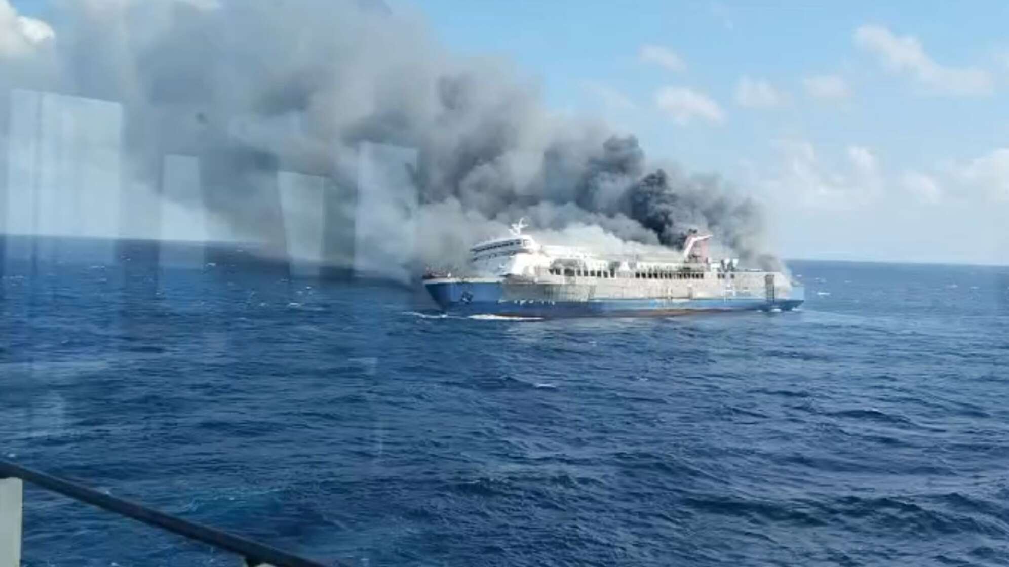 Feuer auf Passagierschiff in Indonesien