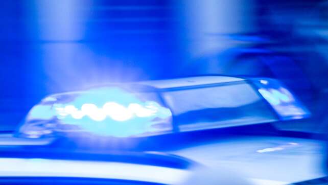 22-Jährige rammt Polizeiauto – zwei Verletzte