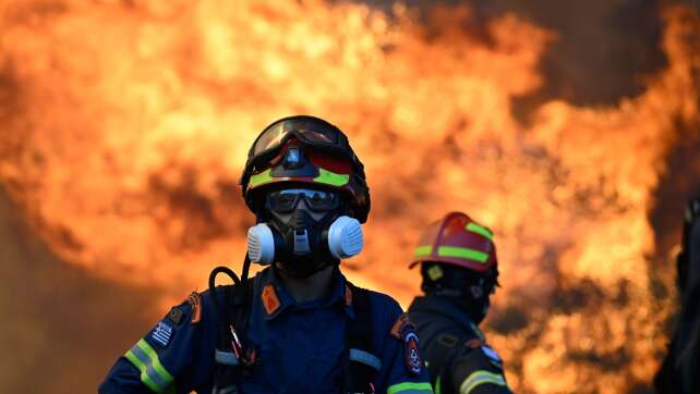 Waldbrände: Feuer wütet bei Athen, Hubschrauber explodiert