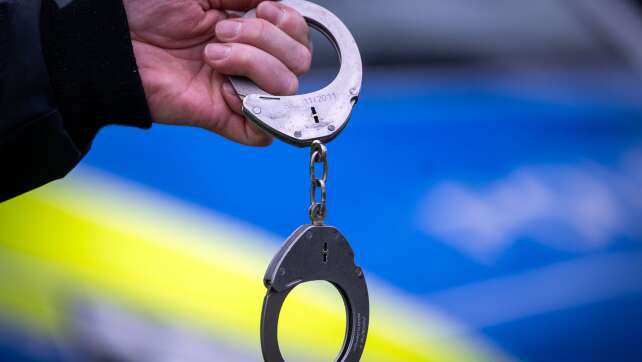 Mann schlägt Polizisten ins Gesicht – zwei Beamte verletzt