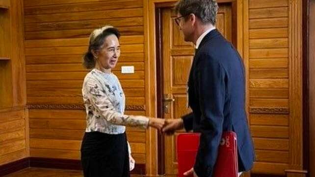 Seltene Bilder von Aung San Suu Kyi: Treffen mit Rotem Kreuz