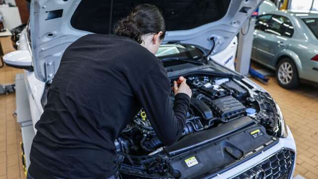 Ausbildungsstart in Bayern: 39.955 Jugendliche beginnen im September eine Ausbildung in Industrie, Handel und Dienstleistungen – Zahl der neuen Azubis leicht rückläufig