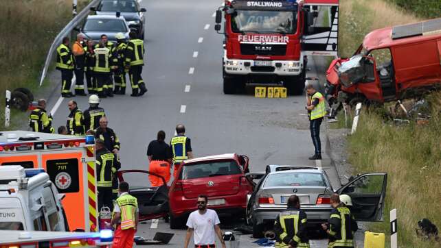 Sechs Verletzte bei Unfall mit vier beteiligten Fahrzeugen