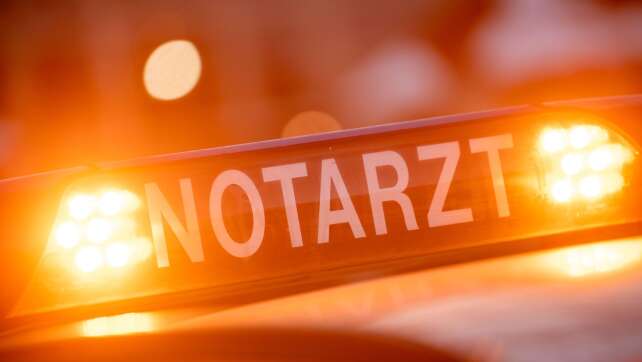 Frau überrollt mit Auto Ehemann beim Ausparken