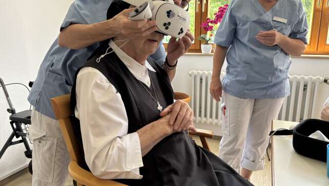 Mit VR-Brillen auf Weltreise: Alten- und Pflegeheim St. Alfons in Neumarkt bietet Seniorinnen und Ordensschwestern virtuelle Erlebnisse