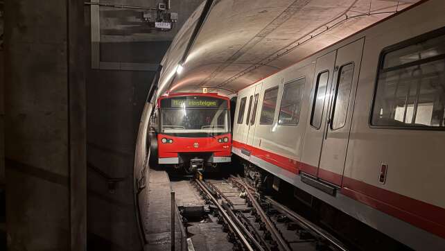Fahrerlose U-Bahn touchieren sich bei Rangierfahrt