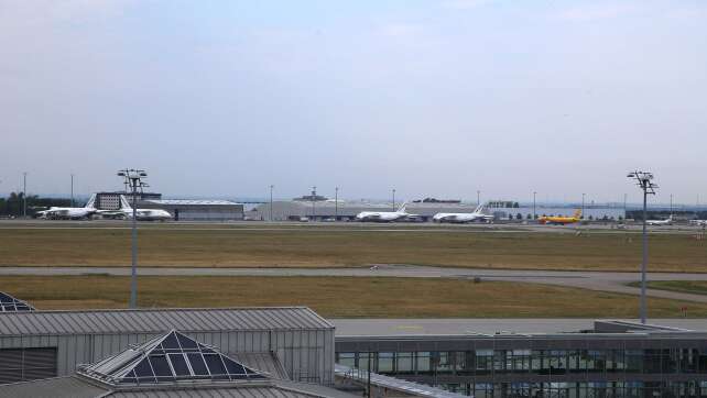 Polizei sichert Drohne bei ukrainischem Flugzeug in Leipzig