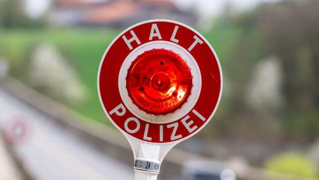 Polizist will Autofahrer anhalten und wird angefahren