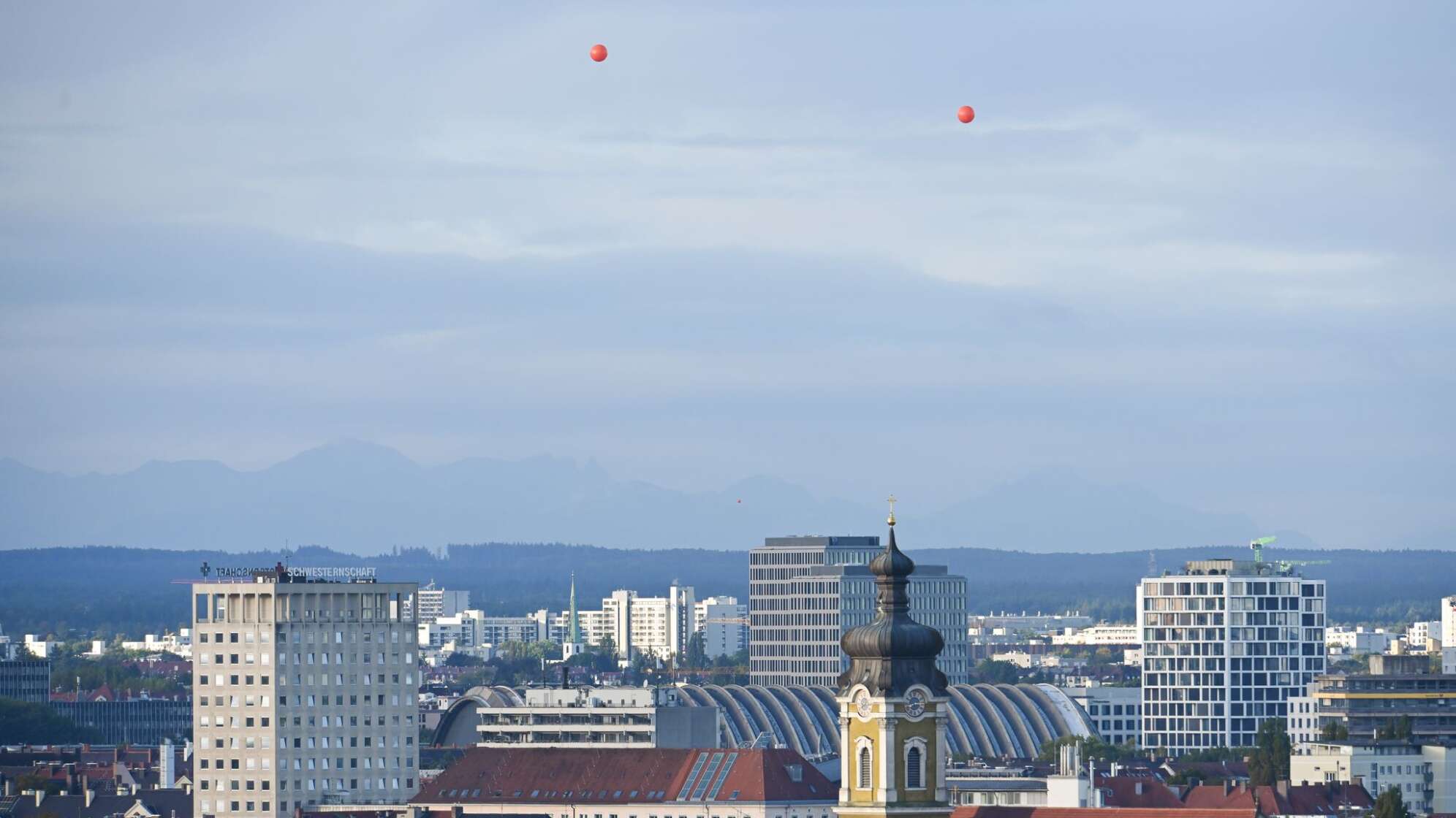 Ballons simulieren Hochhäuser in München
