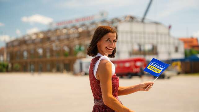 Die Schiederin auf der Wiesn: ANTENNE BAYERN im gläsernen Studio