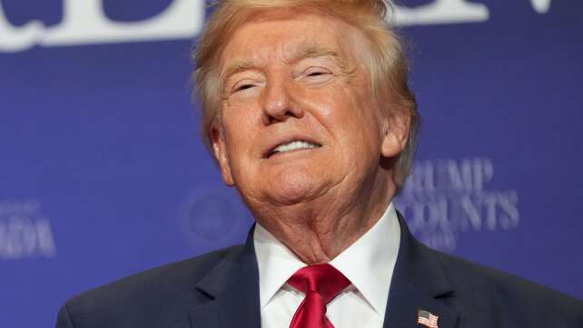Trump tritt Berichten über Waffenengpässe entgegen und droht
