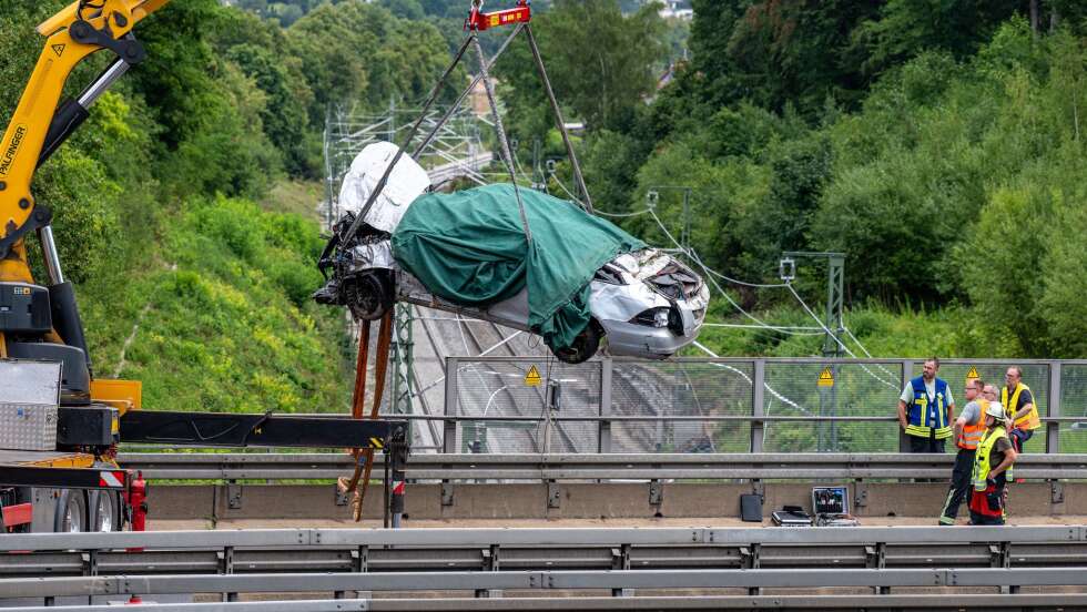 Auto stürzt von Autobahn auf Bahngleise - drei Tote