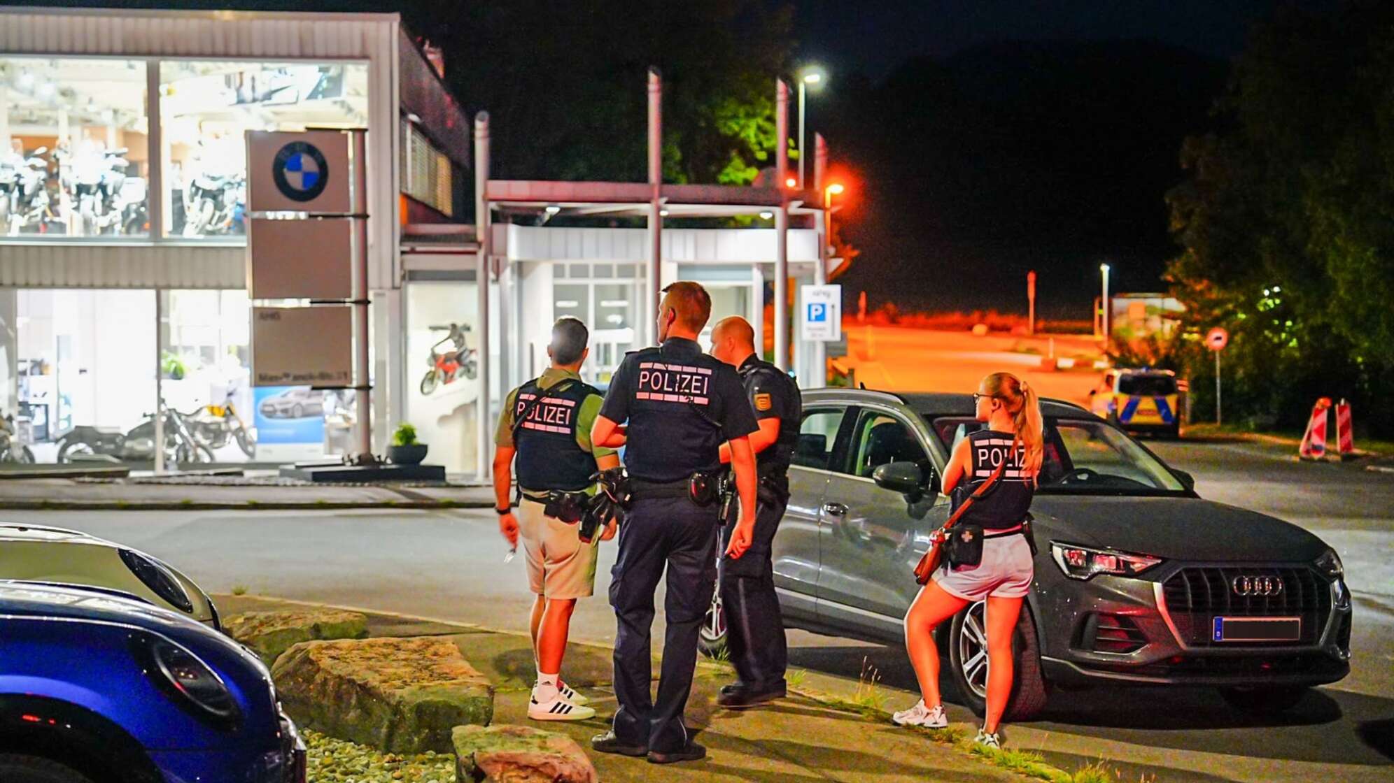 Person schießt auf PKW